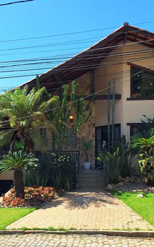 Casa de condomínio à venda com 350m², 3 quartos e 2 vagas Casa de condomínio à venda com 350m², 3 quartos e 2 vagasFachada