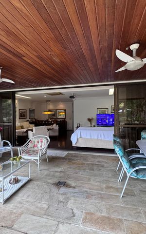 Apartamento à venda com 193m², 4 quartos e 3 vagas Apartamento à venda com 193m², 4 quartos e 3 vagasVaranda