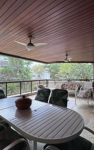 Apartamento à venda com 193m², 4 quartos e 3 vagas Apartamento à venda com 193m², 4 quartos e 3 vagasVaranda