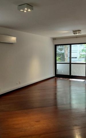 Apartamento para alugar com 220m², 3 quartos e 2 vagas