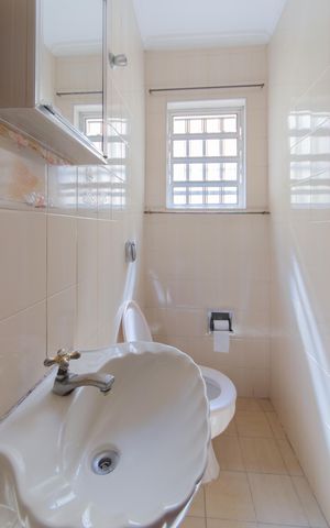Casa à venda com 200m², 4 quartos e 2 vagas Casa à venda com 200m², 4 quartos e 2 vagasLavabo