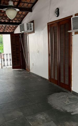 Casa à venda com 269m², 7 quartos e 8 vagas Casa à venda com 269m², 7 quartos e 8 vagasÁrea externa