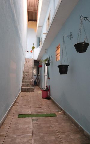 Casa à venda com 240m², 4 quartos e 2 vagasCorredor lateral