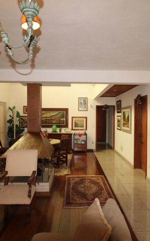 Casa à venda com 412m², 7 quartos e 5 vagasSala