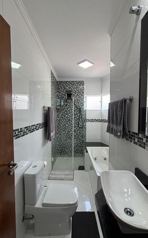 Casa à venda com 225m², 3 quartos e 4 vagas Casa à venda com 225m², 3 quartos e 4 vagasBanheiro da Suíte