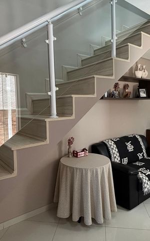 Casa à venda com 225m², 3 quartos e 4 vagas Casa à venda com 225m², 3 quartos e 4 vagasEscada