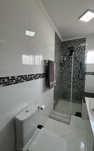 Casa à venda com 225m², 3 quartos e 4 vagas Casa à venda com 225m², 3 quartos e 4 vagasBanheiro da Suíte