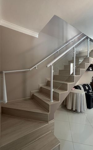 Casa à venda com 225m², 3 quartos e 4 vagas Casa à venda com 225m², 3 quartos e 4 vagasEscada