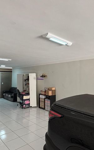 Casa à venda com 225m², 3 quartos e 4 vagas Casa à venda com 225m², 3 quartos e 4 vagasGaragem