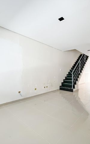 Casa à venda com 117m², 3 quartos e 4 vagas Casa à venda com 117m², 3 quartos e 4 vagasSala