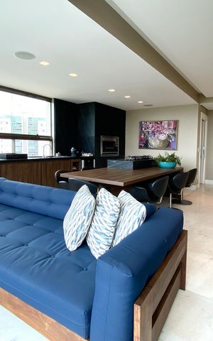 Apartamento à venda com 278m², 4 quartos e 4 vagas Apartamento à venda com 278m², 4 quartos e 4 vagasVaranda da Sala