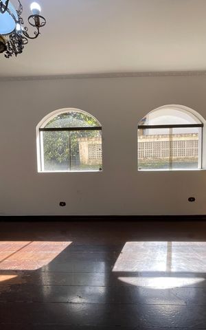 Casa à venda com 398m², 7 quartos e 3 vagas Casa à venda com 398m², 7 quartos e 3 vagasSala