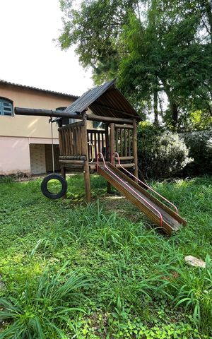Casa à venda com 398m², 7 quartos e 3 vagas Casa à venda com 398m², 7 quartos e 3 vagasQuintal / Playground