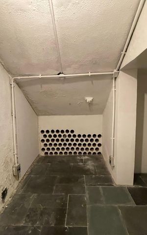 Casa à venda com 398m², 7 quartos e 3 vagas Casa à venda com 398m², 7 quartos e 3 vagasAdega de vinhos