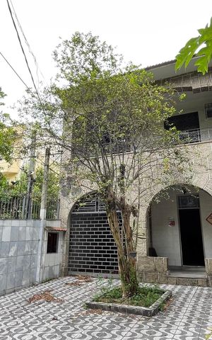 Casa à venda com 333m², 5 quartos e 3 vagas Casa à venda com 333m², 5 quartos e 3 vagasFachada