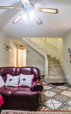Casa à venda com 182m², 3 quartos e 2 vagas Casa à venda com 182m², 3 quartos e 2 vagasSala