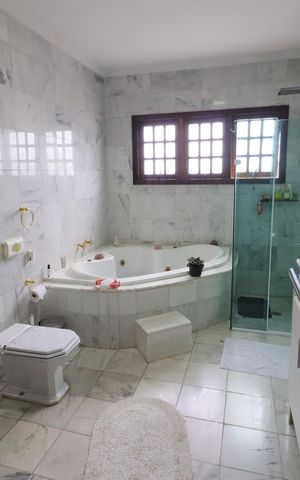 Casa à venda com 424m², 3 quartos e 4 vagasBanheiro da Suíte 1