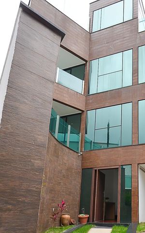 Casa à venda com 630m², 4 quartos e 5 vagas Casa à venda com 630m², 4 quartos e 5 vagasFachada
