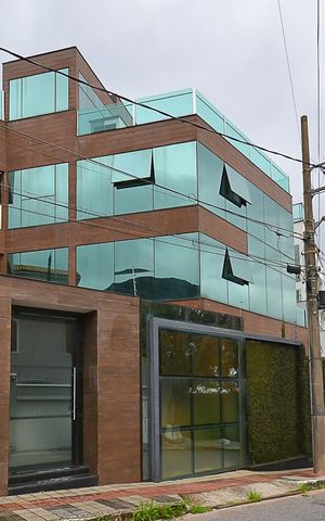Casa à venda com 630m², 4 quartos e 5 vagas Casa à venda com 630m², 4 quartos e 5 vagasFachada