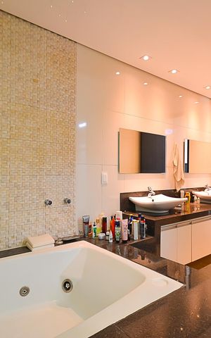 Casa à venda com 630m², 4 quartos e 5 vagas Casa à venda com 630m², 4 quartos e 5 vagasBanheiro Suíte 1