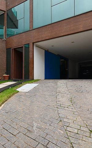Casa à venda com 630m², 4 quartos e 5 vagas Casa à venda com 630m², 4 quartos e 5 vagasEntrada