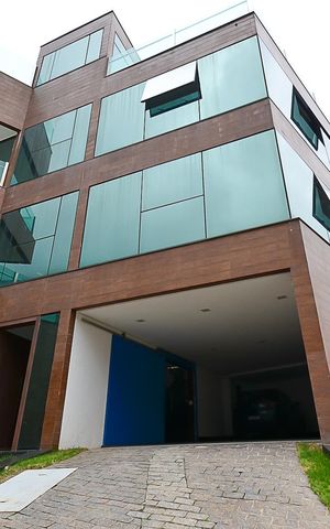 Casa à venda com 630m², 4 quartos e 5 vagas Casa à venda com 630m², 4 quartos e 5 vagasFachada