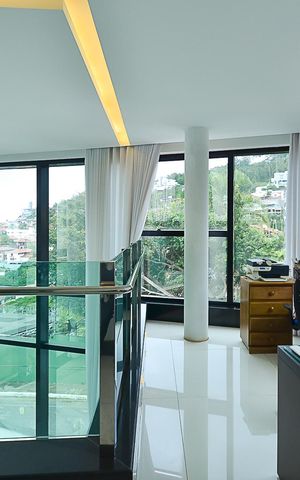 Casa à venda com 630m², 4 quartos e 5 vagas Casa à venda com 630m², 4 quartos e 5 vagasEscritório 1
