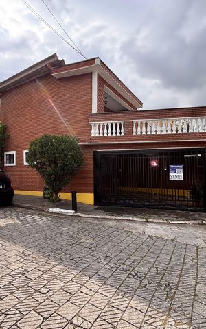 Casa à venda com 188m², 4 quartos e 2 vagas Casa à venda com 188m², 4 quartos e 2 vagasFachada