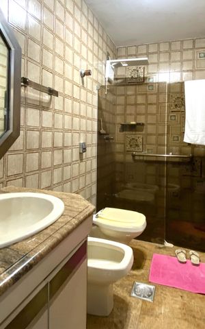 Casa à venda com 500m², 5 quartos e 4 vagas Casa à venda com 500m², 5 quartos e 4 vagasBanheiro da Suíte 4
