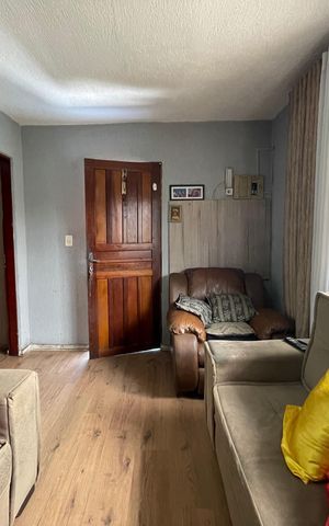 Casa à venda com 130m², 4 quartos e 1 vaga Casa à venda com 130m², 4 quartos e 1 vagaSala
