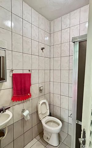 Casa à venda com 200m², 3 quartos e 5 vagas Casa à venda com 200m², 3 quartos e 5 vagasBanheiro 1