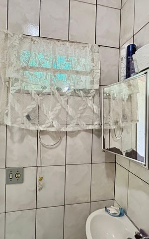 Casa à venda com 200m², 3 quartos e 5 vagas Casa à venda com 200m², 3 quartos e 5 vagasBanheiro 1
