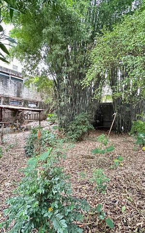 Casa à venda com 200m², 3 quartos e 5 vagas Casa à venda com 200m², 3 quartos e 5 vagasQuintal