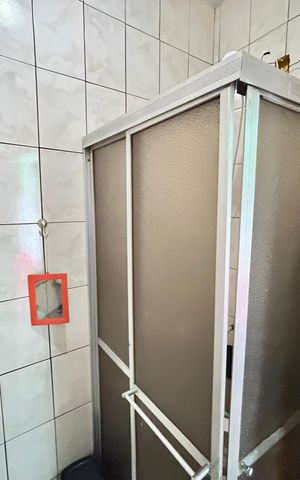 Casa à venda com 200m², 3 quartos e 5 vagas Casa à venda com 200m², 3 quartos e 5 vagasBanheiro 1