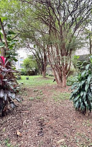 Casa à venda com 200m², 3 quartos e 5 vagas Casa à venda com 200m², 3 quartos e 5 vagasQuintal