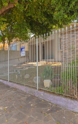 Casa à venda com 120m², 3 quartos e 2 vagas Casa à venda com 120m², 3 quartos e 2 vagasFachada