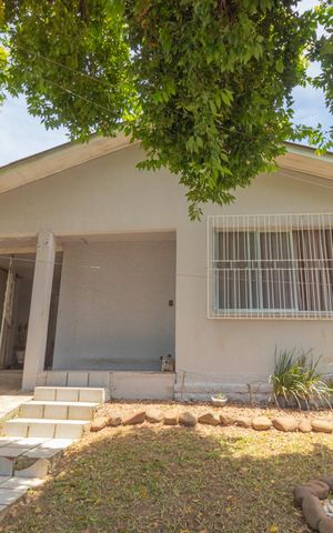 Casa à venda com 120m², 3 quartos e 2 vagas Casa à venda com 120m², 3 quartos e 2 vagasFachada