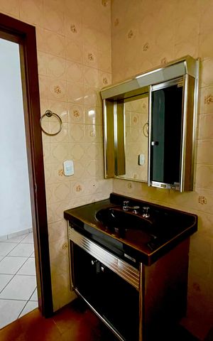 Casa à venda com 300m², 5 quartos e 4 vagas Casa à venda com 300m², 5 quartos e 4 vagasBanheiro 3
