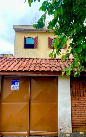 Casa à venda com 300m², 5 quartos e 4 vagas Casa à venda com 300m², 5 quartos e 4 vagasPlaca instalada na fachada do imóvel