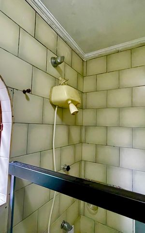 Casa à venda com 300m², 5 quartos e 4 vagas Casa à venda com 300m², 5 quartos e 4 vagasBanheiro 1