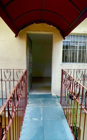Casa à venda com 300m², 5 quartos e 4 vagas Casa à venda com 300m², 5 quartos e 4 vagasÁrea externa