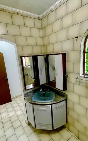 Casa à venda com 300m², 5 quartos e 4 vagas Casa à venda com 300m², 5 quartos e 4 vagasBanheiro 1