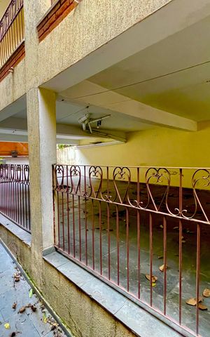 Casa à venda com 300m², 5 quartos e 4 vagas Casa à venda com 300m², 5 quartos e 4 vagasÁrea externa
