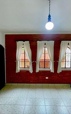 Casa à venda com 300m², 5 quartos e 4 vagas Casa à venda com 300m², 5 quartos e 4 vagasSala
