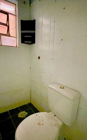 Casa à venda com 300m², 5 quartos e 4 vagas Casa à venda com 300m², 5 quartos e 4 vagasBanheiro 4