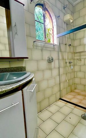 Casa à venda com 300m², 5 quartos e 4 vagas Casa à venda com 300m², 5 quartos e 4 vagasBanheiro 1