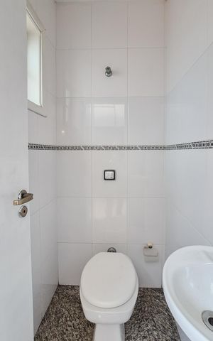 Casa à venda com 253m², 4 quartos e 2 vagasBanheiro de serviço
