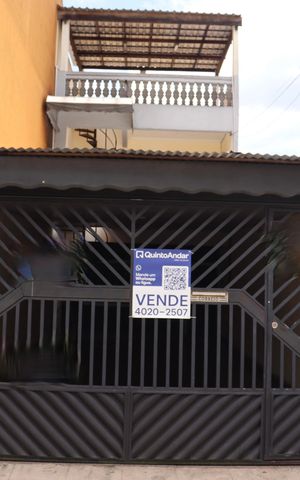 Casa à venda com 260m², 3 quartos e 4 vagas Casa à venda com 260m², 3 quartos e 4 vagasFachada