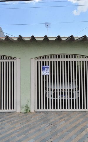 Casa para alugar com 240m², 3 quartos e 2 vagasFachada