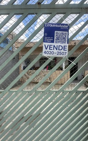 Casa à venda com 320m², 6 quartos e 2 vagas Casa à venda com 320m², 6 quartos e 2 vagasFachada